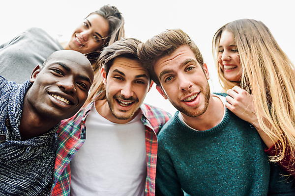 포토 JPG 해외이미지 학생 라이프스타일 공원 여자 남자 행복 모바일 휴가 거리 미소 웃음 사람 여러명 야외 친구 스마트폰 핸드폰 파티 카메라 사진촬영 우정 기쁨 도시 막대기 그룹 그림 다인종 다민족 셀프 해외포토 레이스천 공공시설 감정 다수 관계 표정 인종 이벤트 생활 전자제품 스마트기기 촬영 직물 파일형식 이미지허브