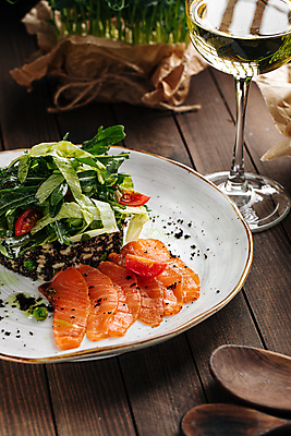 포토 JPG 해외이미지 접시 서양음식 실내 사람없음 샐러드 연어샐러드 나무배경 생연어 해외포토 식기 음식 백그라운드 내부 연어 파일형식 이미지허브