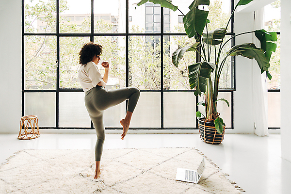 포토 JPG 해외이미지 주간 식물 1 헤어스타일 웰빙 스포츠 이동 컨셉 거실 인터넷 창문 교실 아파트 주택 실내 건강 한명 사람 노트북 운동복 운동 활발 결심 집중 연습 노력 다인종 온라인 동영상 카피스페이스 혼혈 해외포토 자연요소 옷 교육 학교 인종 내부 건물 전자제품 공백 다문화 파일형식 이미지허브
