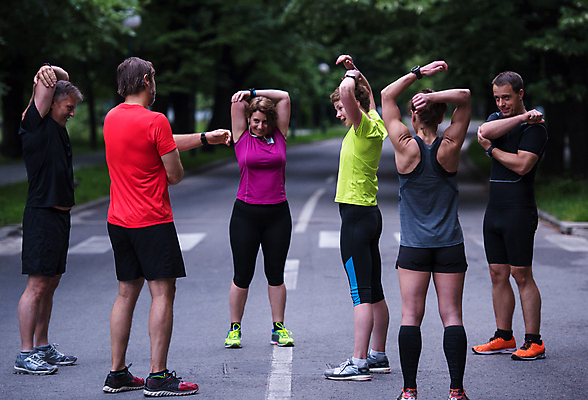 포토 JPG 해외이미지 주간 전신 나무 여자 노년 남자 도로 함께함 여러명 성인 야외 앞모습 옆모습 뒷모습 조깅 스트레칭 마라톤 달리기선수 해외포토 자연요소 식물 길 뷰포인트 다수 컨셉 교통시설 사람 경기 운동 육상스포츠 육상선수 파일형식 이미지허브