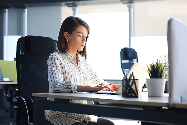포토 JPG 해외이미지 직업 라이프스타일 여자 인터넷 비즈니스 노동자 아이디어 실내 창조 한명 미소 사람 앉기 성인 노트북 컴퓨터 사무실 공백 표현 업무 작업 비즈니스우먼 서핑 우아함 사이버 스마트 집중 경영자 해결 단절 가상 현실 해외포토 1 컨셉 모션 표정 내부 생활 전자제품 수상스포츠 직장인 리더 파일형식 이미지허브