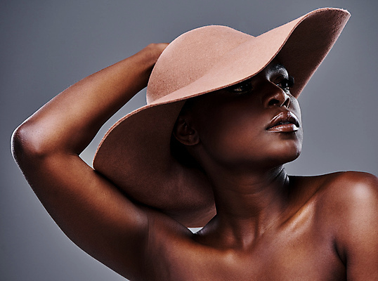 포토 JPG 해외이미지 모델 응시 여자 백그라운드 한명 상반신 성인 옆모습 뷰티 우아함 피부 올리기 성인여자한명만 카피스페이스 해외포토 1 시선 뷰포인트 컨셉 모션 사람 신체부위 공백 여자한명만 성인여자만 파일형식 이미지허브