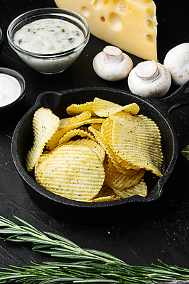 포토 JPG 해외이미지 검은배경 실내 사람없음 담기 양송이 로즈메리 감자칩 해외포토 백그라운드 모션 내부 과자 검은색 버섯 칩_음식 허브 파일형식 이미지허브