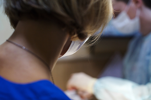 포토 JPG 해외이미지 동물 직업 여자 남자 장갑 건강 병원 관리 주사기 사람 두명 치료 반려동물 약 고양이 방 고통 장비 간호사 의사 가운 액체 수술 칼 개 강아지 온도계 바느질 주사약 외과 수의사 순서 살균 해외포토 잡화 옷 감정 포유류 의학 의료기기 의료진 파일형식 이미지허브