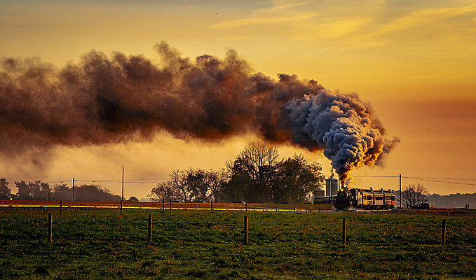 포토 JPG 해외이미지 주간 하늘 사람없음 야외 일몰 기차 시골 연기 매연 오후 증기기관차 해외포토 자연요소 육상교통 대중교통 노을 환경오염 파일형식 이미지허브