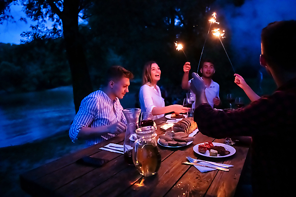 포토 JPG 해외이미지 접시 여자 남자 음식 폭죽 웃음 들기 여러명 상반신 성인 야외 빛 강 파티 저녁식사 저녁 즐거움 나무탁자 성인만 해외포토 식기 감정 다수 모션 탁자 표정 사람 이벤트 식사 야간 파일형식 이미지허브