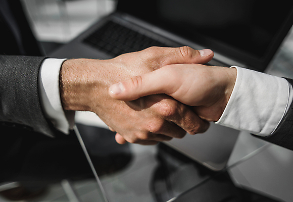 포토 JPG 해외이미지 손 비즈니스 협력 악수 실내 협상 아웃포커스 신체부위 해외포토 촬영기법 사람 손짓 내부 파일형식 이미지허브