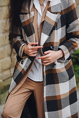 포토 JPG 해외이미지 백인 모델 라이프스타일 여자 유럽 얼굴 포즈 신발 바지 거리 한명 사람 성인 야외 뷰티 유행 봄 산책 코트 흰색 도시 화려 고급 우아함 그래피티 체크무늬 스타일 해외포토 서양인 1 계절 나라 컬러 컨셉 무늬 하의 휴식 생활 신체부위 외투 낙서 그림 파일형식 이미지허브