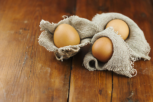 포토 JPG 해외이미지 실내 사람없음 계란 세개 삼베 감싸기 나무배경 해외포토 백그라운드 모션 3 내부 알 파일형식 천_직물 이미지허브