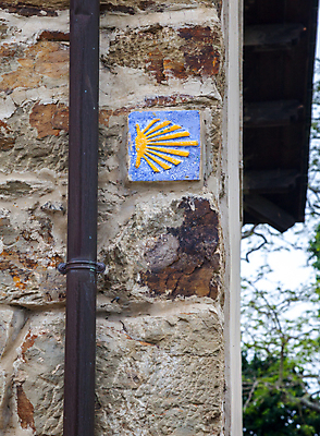 포토 JPG 해외이미지 전통 유럽 종교 도로 길 벽 여행 자연 표시 풍경 사람없음 야외 파란색 노란색 산책 트래킹 하이킹 정보 껍질 시골 스페인 성자 방향 심볼 사인 가리비 루트 방법 산티아고 선로 순례 순례자 스페인어 해외포토 나라 컬러 교통시설 레저 조개 휴식 생태계 파일형식 이미지허브
