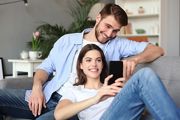 포토 JPG 해외이미지 라이프스타일 커플 응시 여자 남자 행복 휴식 실내 미소 웃음 들기 앉기 상반신 성인 두명 앞모습 스마트폰 소파 기댐 성인만 해외포토 시선 감정 뷰포인트 컨셉 의자 관계 모션 표정 사람 내부 생활 핸드폰 스마트기기 파일형식 이미지허브