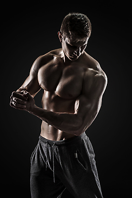 포토 JPG 해외이미지 남자 검은배경 근육 한명 상반신 성인 앞모습 보디빌더 근육질 손맞잡기 성인남자한명만 내려보기 해외포토 1 뷰포인트 백그라운드 모션 사람 손잡기 검은색 보디빌딩 몸매 남자한명만 성인남자만 파일형식 이미지허브