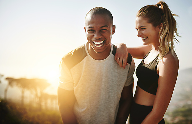 포토 JPG 해외이미지 주간 커플 응시 여자 남자 행복 함께함 서기 웃음 상반신 20대 성인 야외 두명 앞모습 옆모습 운동 햇빛 태양 성인만 어깨에손 해외포토 자연요소 시선 감정 뷰포인트 컨셉 관계 모션 표정 건강 사람 청년 파일형식 이미지허브