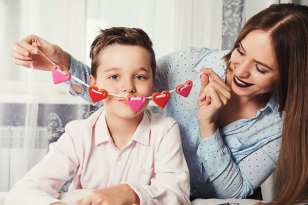 포토 JPG 해외이미지 라이프스타일 여자 행복 어린이 실내 미소 웃음 들기 소년 상반신 성인 두명 앞모습 하트 가랜드 해외포토 모자관계 모양 남자 감정 아들 뷰포인트 가족 모션 엄마 표정 사람 내부 생활 파티용품 파일형식 이미지허브