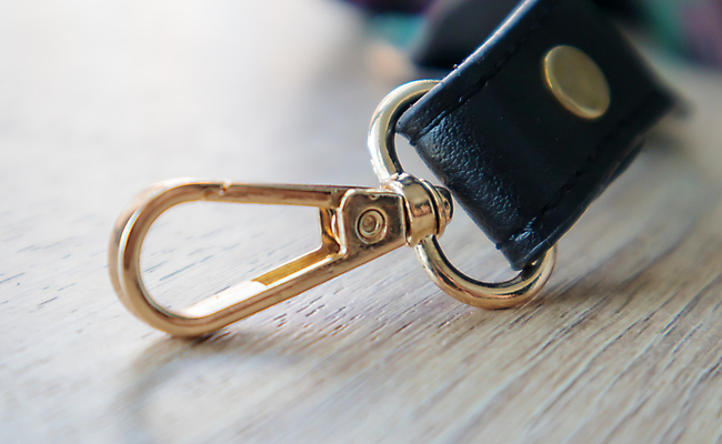 포토 JPG 해외이미지 모양 손 디자인 백그라운드 컨셉 가방 새로움 매달리기 손잡이 사람없음 유행 금속 검은색 손상 장비 핸드백 흰색 잡기 고리 황금 가죽 묘사 오브젝트 어깨 잠금 클립 고립 보유 스트랩 잠금해제 스타일 해외포토 잡화 컬러 모션 재질 신체부위 보안 파일형식 이미지허브