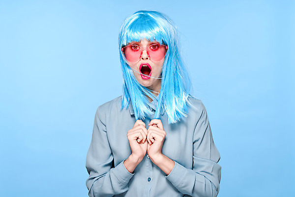 포토 JPG 해외이미지 여자 하늘색 입벌림 한명 상반신 성인 앞모습 선글라스 놀람 잡기 가발 성인여자한명만 힙스터 해외포토 1 패션 감정 안경 뷰포인트 모션 표정 사람 파란색 여자한명만 성인여자만 파일형식 이미지허브