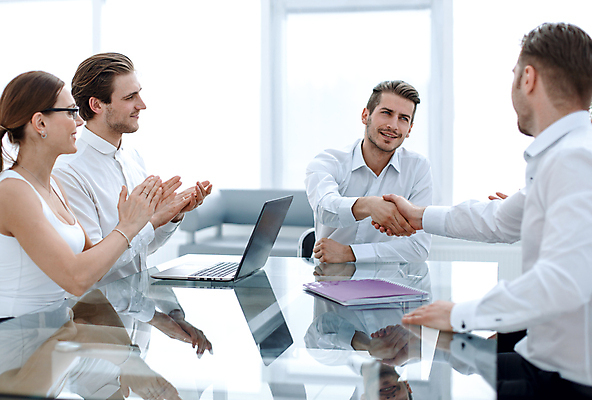 포토 JPG 해외이미지 여자 남자 비즈니스 회의 협력 악수 실내 협상 여러명 상반신 성인 앞모습 옆모습 비즈니스맨 비즈니스우먼 박수 성인만 해외포토 뷰포인트 다수 사람 손짓 내부 직장인 파일형식 이미지허브