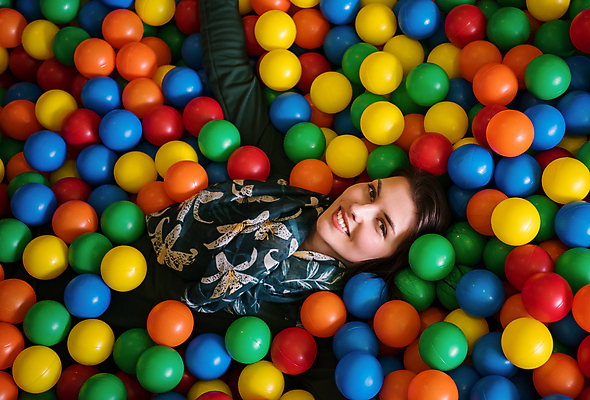 포토 JPG 해외이미지 여자 공 한명 상반신 성인 눕기 놀이방 즐거움 볼풀 볼풀장 성인여자한명만 해외포토 1 감정 모션 사람 여자한명만 성인여자만 파일형식 이미지허브