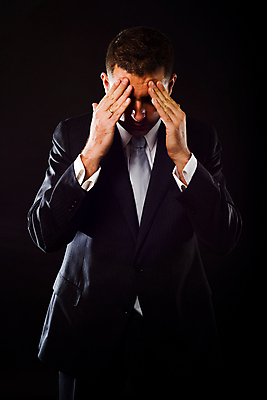 포토 JPG 해외이미지 직업 1 라이프스타일 남자 감정 백그라운드 컨셉 비즈니스 사업가 스트레스 피곤 한명 사람 정장 슬픔 분노 비즈니스맨 좌절 고민 경영자 문제 실수 나쁜 경영 부정적 심각 우울증 위기 적자 카피스페이스 해외포토 옷 생활 공백 직장인 질병 리더 파일형식 이미지허브