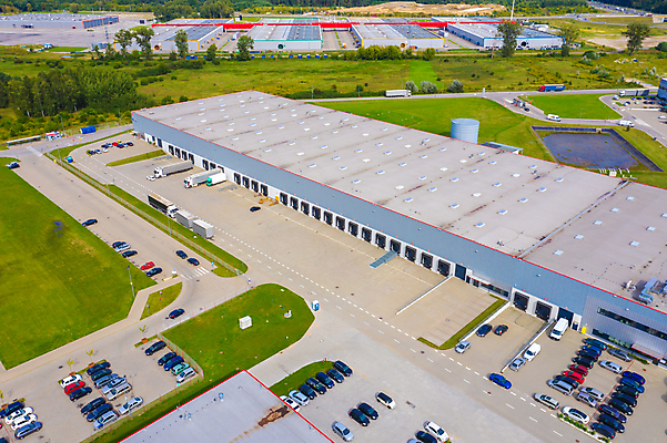 포토 JPG 해외이미지 유럽 산업 도로 비즈니스 공장 교통시설 자동차 독일 안테나 사람없음 화물 상품 컨테이너 창고 시설 상업 수납 짐차 무거움 트레일러 물류 폴란드 드론 분배 수입 조감도 해외포토 나라 길 육상교통 교통 통신 공업 운송업 무게 파일형식 이미지허브