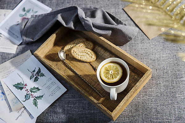 포토 JPG 해외이미지 잎 회색배경 사람없음 머그컵 소프트포커스 찻잔 티스푼 레몬 엽서 나무쟁반 해외포토 식물 백그라운드 과일 잔 쟁반 촬영기법 목재 컵 숟가락 회색 편지 파일형식 이미지허브