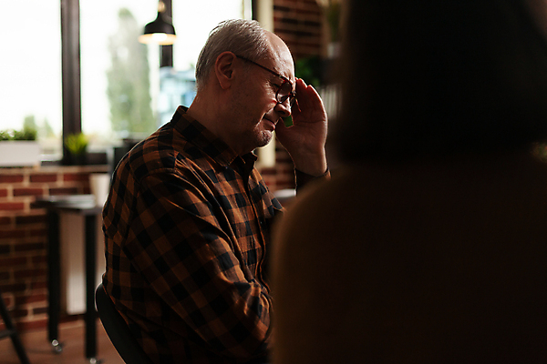 포토 JPG 해외이미지 할아버지 노년 남자 실내 한명 상반신 옆모습 슬픔 좌절 소프트포커스 우울감 노인남자한명만 해외포토 1 감정 뷰포인트 컨셉 촬영기법 사람 성인 내부 남자한명만 노인남자만 파일형식 이미지허브