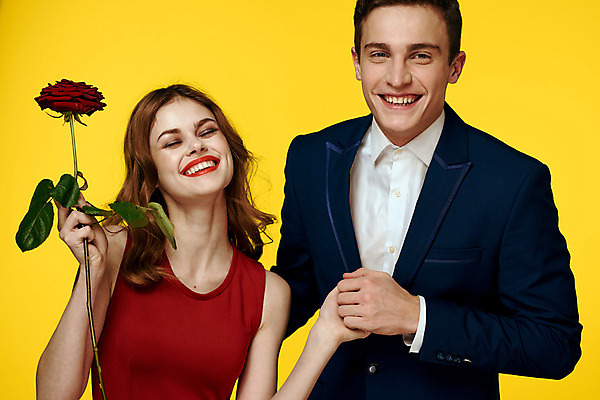 포토 JPG 해외이미지 백인 커플 여자 남자 포옹 들기 상반신 성인 두명 장미 낭만 우아함 성인만 해외포토 서양인 꽃 컨셉 관계 안기 모션 사람 파일형식 이미지허브