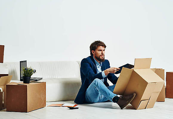 포토 JPG 해외이미지 전신 백인 남자 실내 한명 들기 앉기 성인 옆모습 상자 소파 비즈니스맨 이사 이삿짐 짐싸기 성인남자한명만 해외포토 서양인 1 뷰포인트 의자 비즈니스 모션 사람 내부 직장인 남자한명만 성인남자만 파일형식 이미지허브