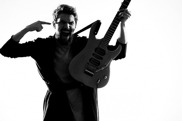 포토 JPG 해외이미지 남자 흑백 한명 상반신 성인 앞모습 외침 기타 가리킴 매기 기타리스트 로큰롤 락스타 성인남자한명만 해외포토 1 음악 뷰포인트 모션 현악기 촬영기법 사람 손짓 소리 연주자 남자한명만 성인남자만 파일형식 이미지허브