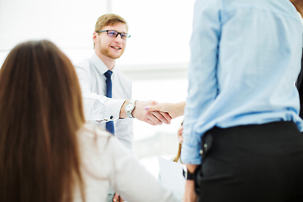 포토 JPG 해외이미지 직업 문화 백그라운드 컨셉 패턴 회사 비즈니스 통신 성공 협력 설계 악수 함께함 사람 성인 세명 금융 사무실 정보 대기 업무 비즈니스맨 자신감 계획 군중 동료 직원 계약 경영자 리더 지원 반복 해외포토 남자 감정 무늬 관계 손짓 경제 작업 직장인 파일형식 이미지허브