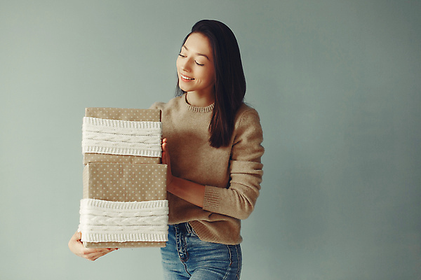 포토 JPG 해외이미지 백인 모델 1 여자 행복 유럽 얼굴 백그라운드 크리스마스 휴가 새로움 기념 갈색머리 실내 선물 한명 미소 사람 이벤트 성인 장식 파란색 상자 뷰티 파티 유행 축제 놀람 기쁨 흰색 축하 생일 연도 흥분 고립 해외포토 서양인 헤어스타일 기념일 감정 나라 컬러 컨셉 표정 내부 신체부위 파일형식 이미지허브