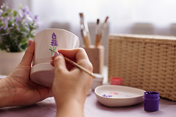 포토 JPG 해외이미지 손 디자인 꽃 실내 미술 들기 취미 아웃포커스 신체부위 물감 붓 도자기 그리기 라벤더 해외포토 식물 모션 문화예술 촬영기법 사람 내부 미술도구 허브 파일형식 이미지허브