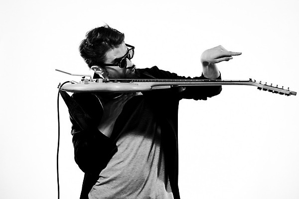 포토 JPG 해외이미지 남자 흑백 한명 들기 상반신 성인 앞모습 선글라스 기타 가리킴 기타리스트 로큰롤 락스타 성인남자한명만 해외포토 1 안경 음악 뷰포인트 모션 현악기 촬영기법 사람 손짓 연주자 남자한명만 성인남자만 파일형식 이미지허브