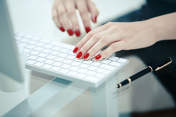 포토 JPG 해외이미지 직업 라이프스타일 손 여자 교육 백그라운드 컨셉 인터넷 비즈니스 사업가 텍스트 통신 노동자 직장 관리 사람 성인 사람없음 학습 컴퓨터 사무실 공책 흰색 타이핑 키보드 업무 네트워크 메시지 연결 무선전화기 책상 전자 온라인 채팅 프리랜서 해외포토 컬러 가구 회사 문구용품 생활 신체부위 전자제품 작업 전화기 파일형식 이미지허브