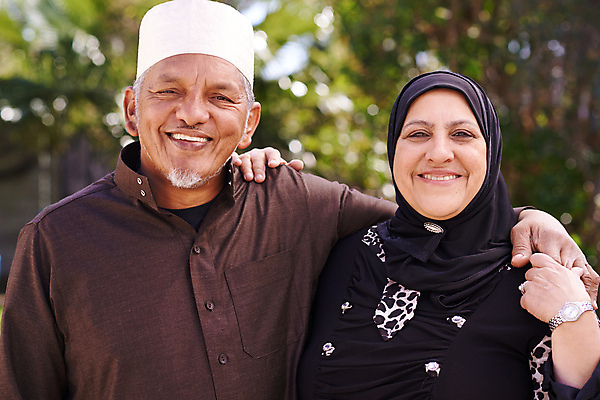 포토 JPG 해외이미지 커플 응시 여자 노년 남자 남편 함께함 사랑 서기 미소 성인 야외 두명 손잡기 노부부 잡기 아내 전통의상 이슬람교 노인만 어깨에손 해외포토 전통 부부 시선 감정 종교 컨셉 관계 모션 표정 사람 성인만 파일형식 이미지허브
