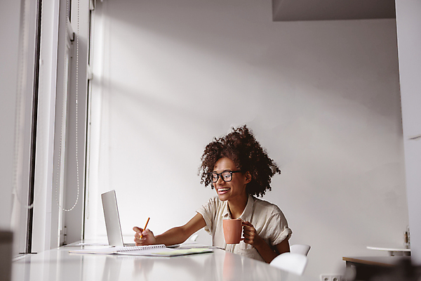 포토 JPG 해외이미지 여자 실내 한명 웃음 들기 상반신 성인 옆모습 기록 업무 비즈니스우먼 즐거움 성인여자한명만 안경낌 해외포토 1 감정 안경 뷰포인트 비즈니스 모션 표정 사람 내부 작업 직장인 여자한명만 성인여자만 파일형식 이미지허브