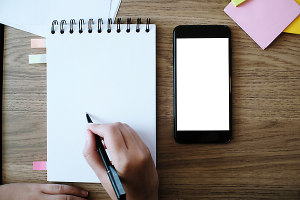 포토 JPG 해외이미지 손 실내 신체부위 스마트폰 하이앵글 펜 기록 스프링노트 목업 해외포토 뷰포인트 사람 내부 핸드폰 스마트기기 필기구 공책 파일형식 이미지허브