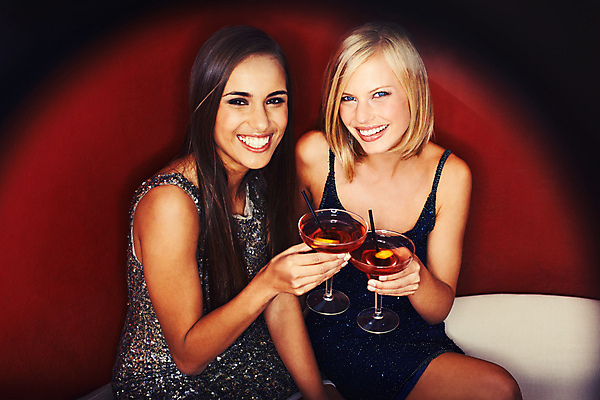 포토 JPG 해외이미지 응시 여자 행복 실내 미소 들기 앉기 성인 두명 앞모습 옆모습 친구 파티 우정 칵테일 클럽 건배 칵테일잔 성인여자만 해외포토 시선 감정 뷰포인트 술잔 관계 모션 주류 표정 사람 이벤트 내부 여자만 성인만 파일형식 이미지허브