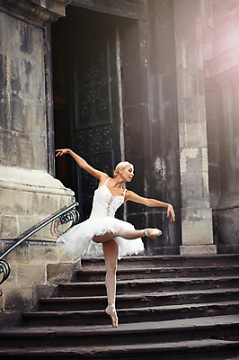포토 JPG 해외이미지 전신 여자 예술 팔벌리기 한명 성인 앞모습 계단 우아함 유연 발레리나 역동적 발레복 발레동작 단아함 한발서기 성인여자한명만 해외포토 1 옷 뷰포인트 포즈 컨셉 모션 서기 사람 발레 여자한명만 성인여자만 파일형식 이미지허브