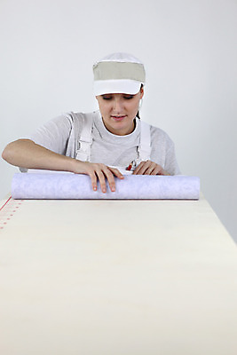 포토 JPG 해외이미지 백인 모자 손 디자인 응시 종이 벽 벽지 탁자 표면 노동자 아파트 주택 실내 한명 사람 20대 내부 장식 방 흰색 업무 작업 수리 준비 롤 DIY 복원 리모델링 업그레이드 캡모자 프로젝트 해외포토 서양인 직업 모자_잡화 1 시선 잡화 컬러 가구 청년 취미 건물 신체부위 파일형식 이미지허브