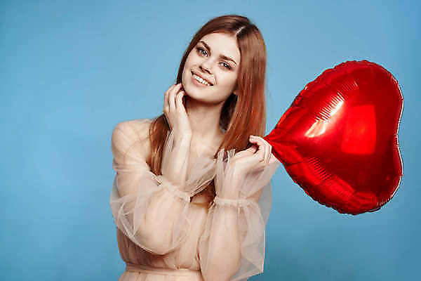 포토 JPG 해외이미지 응시 드레스 여자 사랑 한명 성인 앞모습 하트 잡기 파란배경 풍선 성인여자한명만 해외포토 모양 1 시선 옷 감정 뷰포인트 백그라운드 모션 사람 파란색 여자한명만 성인여자만 파일형식 이미지허브