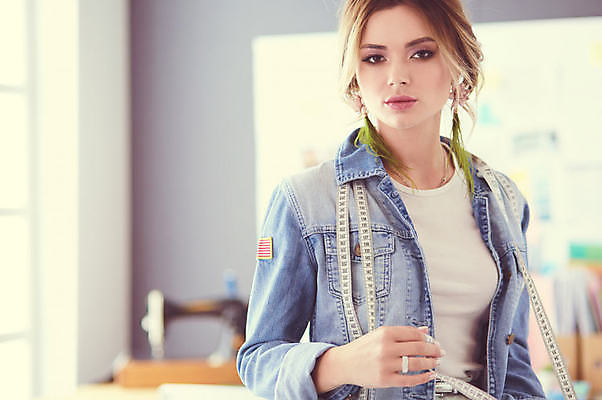 포토 JPG 해외이미지 백인 직업 손 디자인 응시 드레스 옷 여자 행복 산업 비즈니스 한명 미소 사람 알약 유행 흰색 직물 업무 작업실 실 마네킹 디자이너 스케치 천 그림 테이프 재단 재단사 스타일리스트 진짜 스타일 해외포토 서양인 1 시선 감정 컬러 문구용품 표정 미술 신체부위 약 작업 파일형식 이미지허브