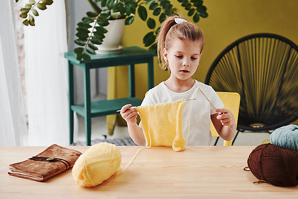 포토 JPG 해외이미지 여자 어린이 실내 한명 들기 상반신 앞모습 뜨개질 털실 집중 만들기 핸드메이드 소녀한명만 해외포토 1 뷰포인트 컨셉 모션 사람 취미 내부 실 여자한명만 소녀만 파일형식 이미지허브