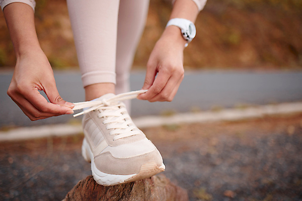 포토 JPG 해외이미지 주간 여자 운동화 건강 한명 서기 성인 야외 아웃포커스 조깅 운동 하반신 잡기 신발끈묶기 성인여자한명만 카피스페이스 해외포토 자연요소 1 신발 모션 촬영기법 사람 공백 묶기 신발끈 여자한명만 성인여자만 파일형식 이미지허브