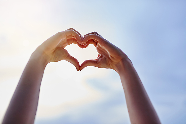 포토 JPG 해외이미지 손 하늘 사랑 야외 신체부위 맑음 하트 보여주기 손하트 해외포토 모양 감정 모션 날씨 사람 손짓 파일형식 이미지허브
