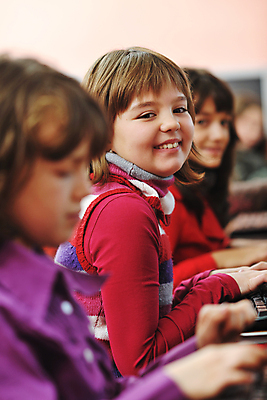 포토 JPG 해외이미지 여자 교육 남자 행복 어린이 의자 교실 학교 수업 함께함 사람 앉기 소년 친구 학습 스터디 컴퓨터 교사 가르침 그룹 책상 어린이만 해외포토 직업 감정 가구 컨셉 관계 모션 전자제품 파일형식 이미지허브