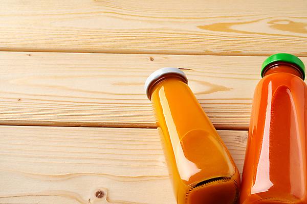 포토 JPG 해외이미지 사람없음 하이앵글 과일주스 병음료 카피스페이스 나무배경 해외포토 음료 뷰포인트 백그라운드 과일 주스 공백 파일형식 이미지허브