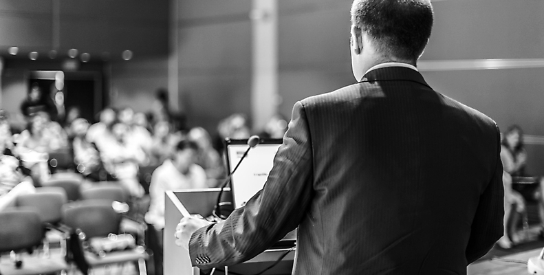 포토 JPG 해외이미지 남자 흑백 실내 한명 상반신 성인 뒷모습 아웃포커스 잡기 비즈니스맨 강의 강당 단상 세미나 성인남자한명만 해외포토 1 뷰포인트 비즈니스 모션 촬영기법 사람 내부 직장인 남자한명만 성인남자만 파일형식 이미지허브