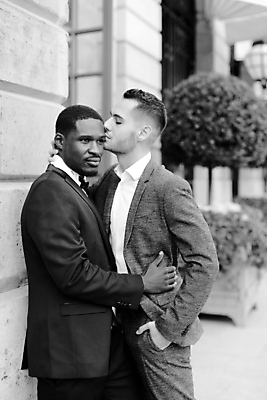 포토 JPG 해외이미지 백인 모델 라이프스타일 커플 옷 남자 행복 유럽 포즈 백그라운드 셔츠 2 관계 포옹 성공 나비넥타이 거리 사랑 사람 정장 성인 야외 두명 유행 검은색 회색 흰색 클래식 우아함 닫기 동성애자 스타일 성소수자 해외포토 서양인 감정 나라 컬러 컨셉 상의 안기 모션 넥타이 생활 파일형식 이미지허브