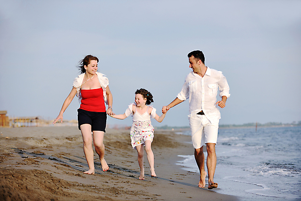 포토 JPG 해외이미지 주간 라이프스타일 여자 딸 행복 어린이 바다 여행 가족 하늘 엄마 휴가 사랑 웃음 사람 성인 해변 야외 앞모습 여행객 걷기 손잡기 기쁨 자녀 아빠 해외포토 자연요소 감정 뷰포인트 관계 모션 표정 생활 파일형식 이미지허브